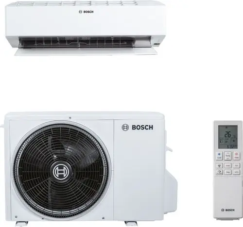 Split-Klimagerät der Marke Bosch mit Inneneinheit, Außeneinheit und Fernbedienung. Das Gerät zeigt aktuelle Einstellungen auf dem Display an.